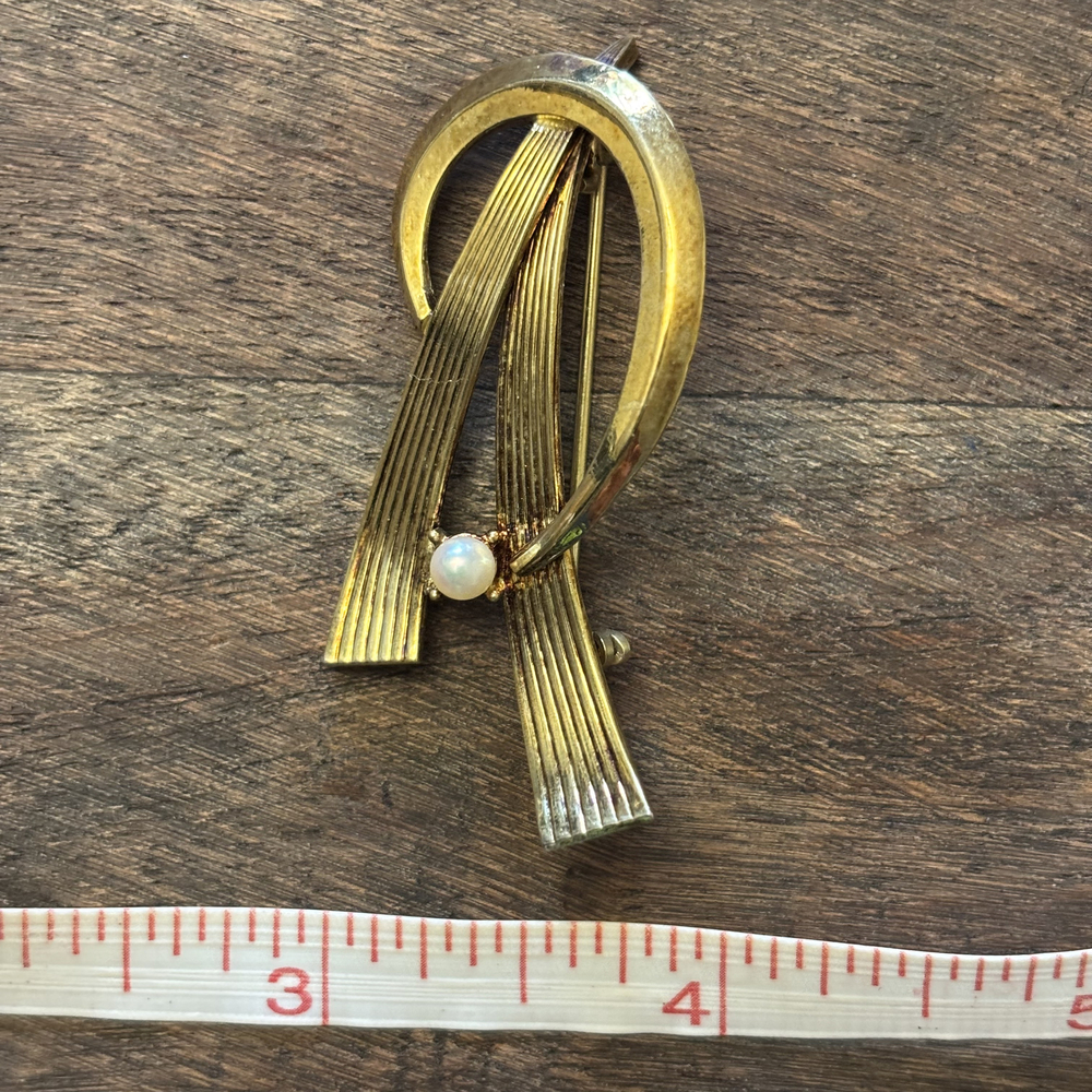 Abstract Loop Ribbon Single Pearl Accent Brooch Gold Tone